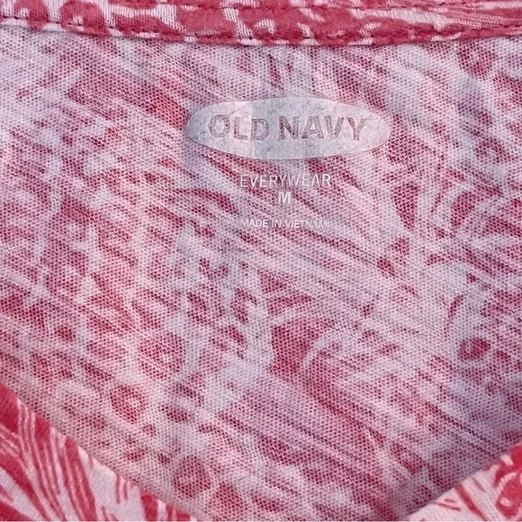 βοΈ3/$15 Old Navy Everywear Pink Coral Pineapple Print V-neck Tee Shirt, Size M - Picture 4 of 8